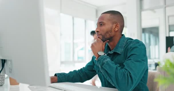Office Computer Thinking Black Man Reading Feedback Review Social Network — Vídeo de Stock