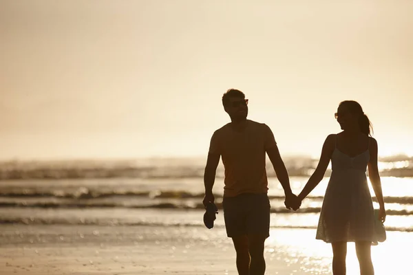 Picturesque Romance Silhouetted Image Couple Holding Hands Front Sea — ストック写真