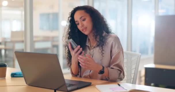 Telefon Görüşmesi Iletişim Dünyasından Siyahi Bir Kadın Masasında Sohbet Tartışma — Stok video