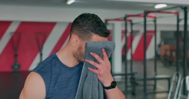 Schwitzen Fitness Und Mann Mit Handtuch Fitnessstudio Für Training Übung — Stockvideo