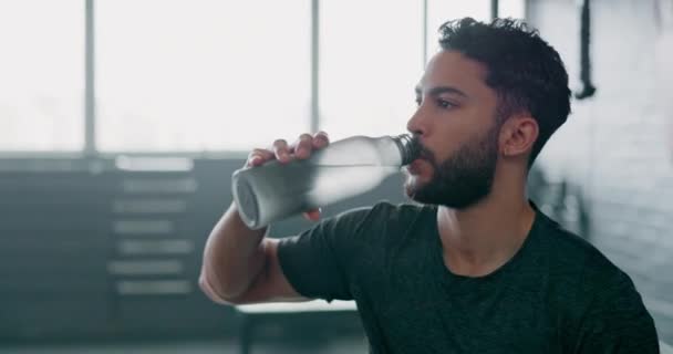 Beber Agua Fitness Hombre Cansado Entrenamiento Gimnasio Entrenamiento Desafío Bienestar — Vídeo de stock