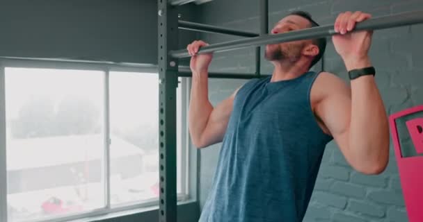 Fitness Bewegung Und Mann Fitnessstudio Mit Einer Klimmzugstange Für Bodybuilding — Stockvideo