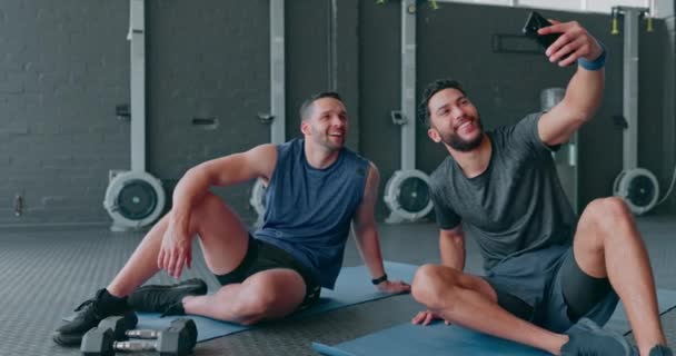 Friends Selfie Fitness Men Gym Taking Pictures Social Media Training — Stockvideo