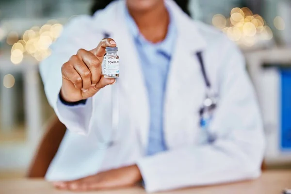 Covid Vaccino Medico Mani Soluzione Sanitaria Conformità Politica Ufficio Bokeh — Foto Stock