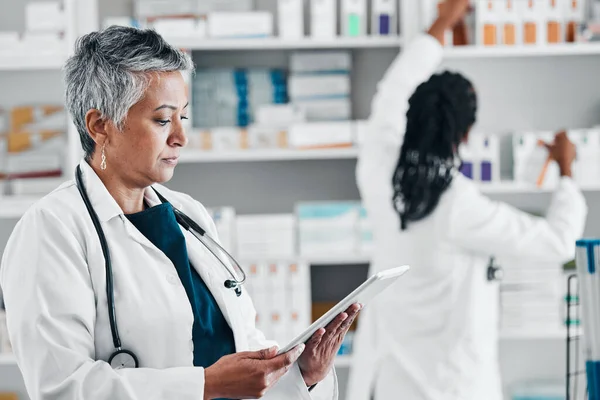 Farmacia Inventario Donna Anziana Tablet Digitale Checklist Pillole Ordini Farmacista — Foto Stock