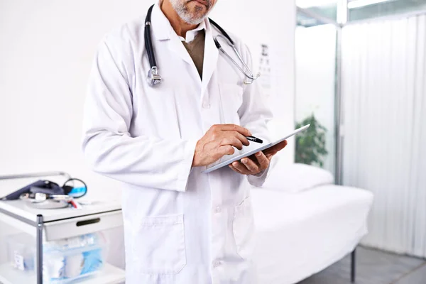 Going Test Results Male Doctor Using Digital Tablet Hospital — ストック写真