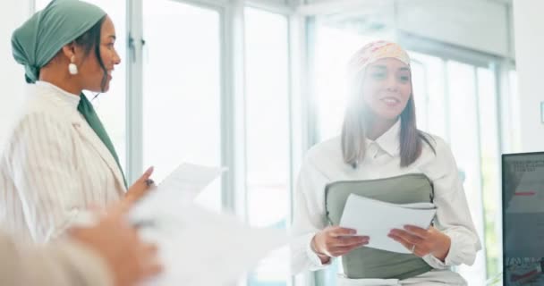 Business Women Teamwork Diversity Meeting Paper Documents Review Coaching Training — Vídeos de Stock
