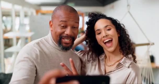 Selfie Arkadaşlar Ofiste Siyahi Bir Ekibiyle Birlikte Yerinde Fotoğraf Çektirmek — Stok video