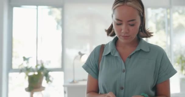 Business Woman Phone Laptop Start Work While Walking Office Desk — Vídeos de Stock