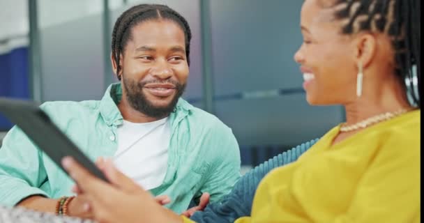 Yaratıcı Ofiste Konuşan Komik Siyah Insanlar Fikirlerin Çalışma Alanı Mutlu — Stok video