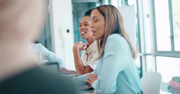 在团队合作 战略和企业数据分析方面与经理一起进行规划 会议和业务人员的交流 演讲者 领导和黑人聆听老板的职业目标或任务演讲 — 图库视频影像