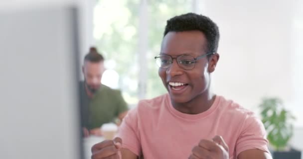 Computadora Celebración Hombre Negro Emocionado Feliz Por Software Erp Sistema — Vídeos de Stock