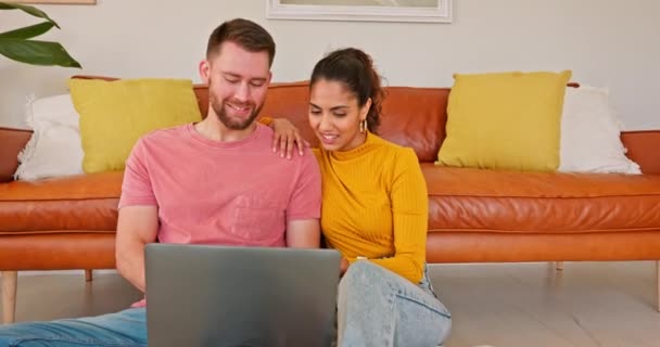 Couple Laptop Smile New Home Online Shopping Research Decor Ideas — Stockvideo
