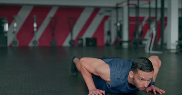 Fitness Energía Hombre Haciendo Flexiones Gimnasio Cuerpo Entrenamiento Centran Salud — Vídeos de Stock
