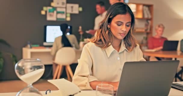Office Laptop Skriva Eller Kvinna Översyn Sociala Nätverk Feedback Kundupplevelse — Stockvideo