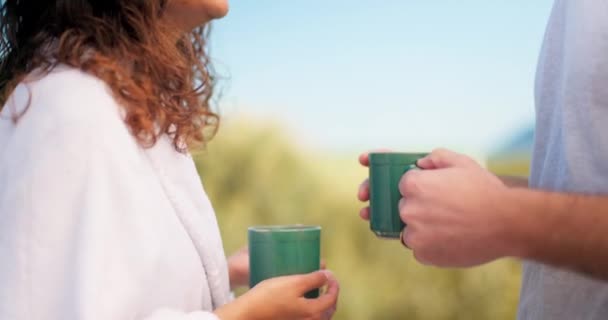 Pärchen Liebe Und Menschen Küssen Sich Morgens Beim Kaffee Urlaub — Stockvideo