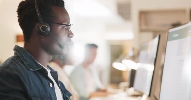 Call Center Black Man Consulting Computer Customer Advisory Telemarketing Crm — ストック動画