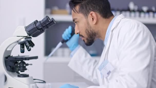 Técnico Investigador Científico Con Microscopio Para Ciencia Análisis Moléculas Biotecnología — Vídeos de Stock
