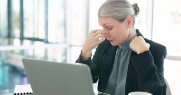 Ordenador Portátil Estrés Dolor Cabeza Para Mujer Madura Gerente Ceo — Vídeos de Stock
