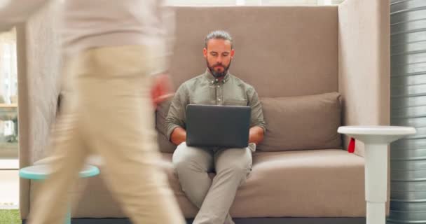 Laptop Zajęty Pracownik Biurowy Biznesowy Pracujący Nad Projektem Korporacyjnym Siedząc — Wideo stockowe