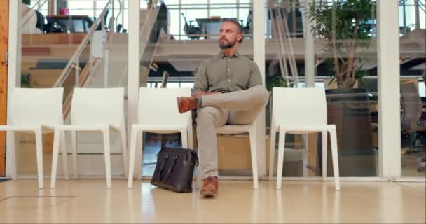 Negocios Hombre Nervioso Para Entrevista Trabajo Ver Chico Oficina Moderna — Vídeos de Stock