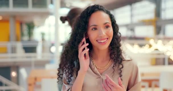 Telefon Twarz Szczęście Biznesową Czarną Kobietą Biurze Rozmawiającą Przez Komórkę — Wideo stockowe