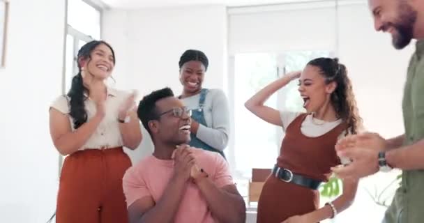 Metas Aplausos Feliz Hombre Negro Con Éxito Celebración Las Ventas — Vídeo de stock