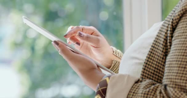Obchodní Žena Tablet Svitek Ruce Zoom Technologie Sociálními Médii Komunikace — Stock video