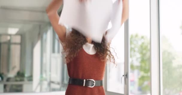 Creative Businesswoman Smile Throwing Papers Celebration Victory Achievement Walking Office — Vídeos de Stock