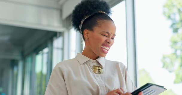 Black Woman Tablet Walking Victory Promotion Winning Good News Office — Vídeos de Stock