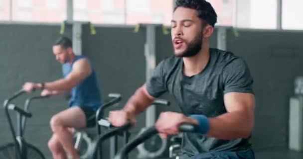 運動自転車 心血管のワークアウトのためのジムで男性アスリートとフィットネスや発汗 心臓または持久力を高めるために男性のサイクリングと楕円形の機械 運動と呼吸 — ストック動画