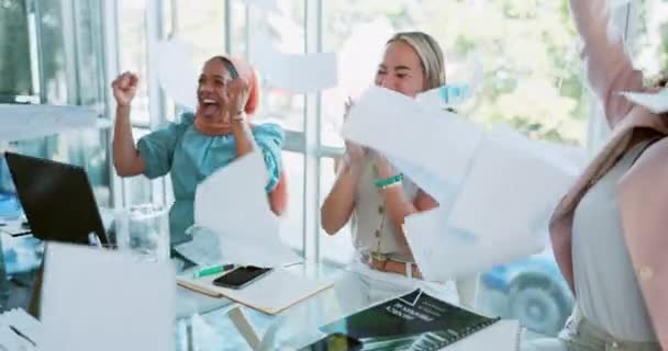 与一个商业团队的合作 获胜者或高达5岁的人在会议上鼓掌时抛出文件 在办公室与一名男女员工一起庆祝造纸业 团队精神和积极性 — 图库视频影像