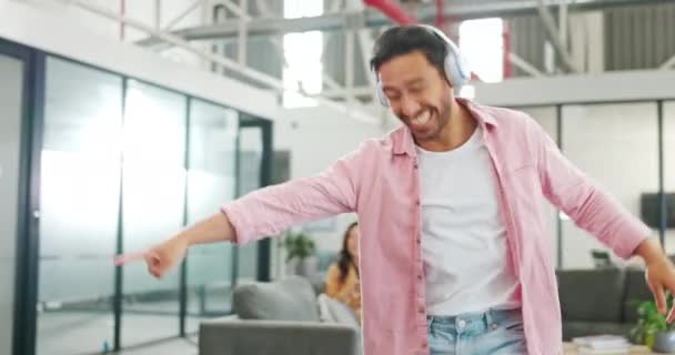 Dans Mutlu Müzik Için Kulaklıklı Bir Adam Deli Birlikte Çalışırken — Stok video