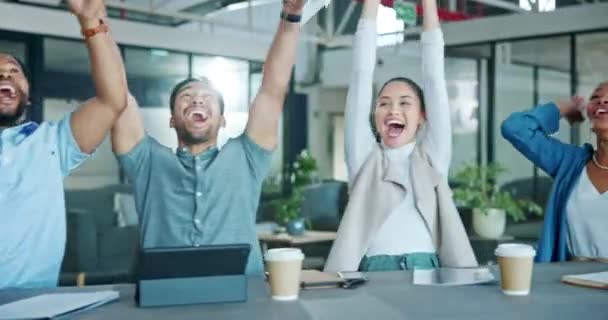 企业集团 合作和投递文件庆祝销售目标 赢得群众或利润目标 快乐的员工以空气中的文件 掌声和多样化的微笑庆祝团队合作 — 图库视频影像