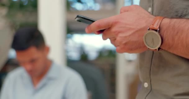 Руки Телефон Деловой Человек Проходящий Через Офис Набирая Текстовое Сообщение — стоковое видео