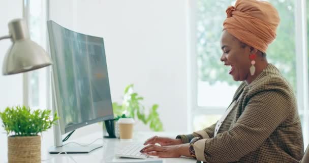 Corporate Black Woman Typing Celebration Office Success Promotion Winning Desk — Vídeos de Stock