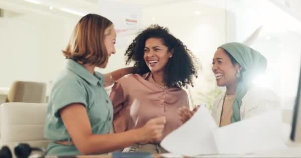 Деловые Женщины Обниматься Бросать Бумагу Успех Цифрового Маркетинга Рост Компании — стоковое видео