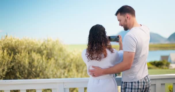 Couple Vacation Phone Photography Mountain Lake Romantic Honeymoon Hug Morning — ストック動画