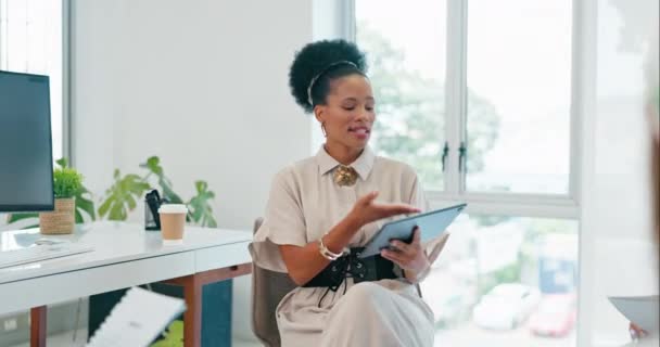 Business Woman Talking Designer Training Tablet Paper Documents Company Office — Vídeos de Stock