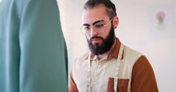 Homem Alfaiate Costura Moda Designer Tecido Com Manequim Para Fabricação — Vídeo de Stock