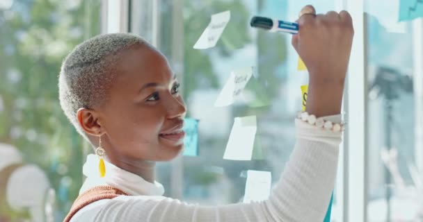 头脑风暴和黑人妇女与微笑写在玻璃墙上的笔记创意创业的想法在办公室 未来商业项目工作坊上的策略 规划及贴纸意念 — 图库视频影像
