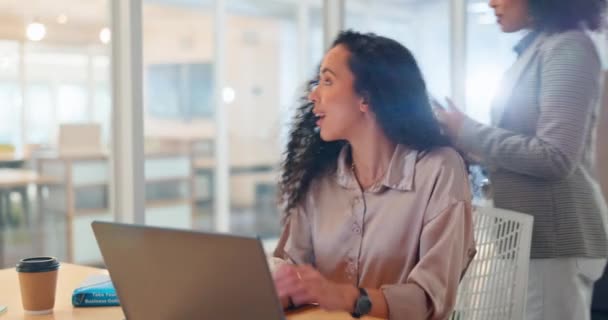 ビジネス 女性およびマネージャーは従業員を助け 新しいプロセス システムおよびデジタル計画を話し 説明する リーダー ノートパソコンのコンサルタント スケジュールとプロジェクトの締め切りのための議論 — ストック動画
