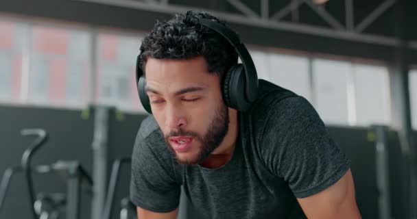 健身房里男人的健康 呼吸和面部表情 耳机听音乐 收音机和音频以获得动力 剧烈运动 运动和耐力训练后的运动 身体健康和男性休息 — 图库视频影像