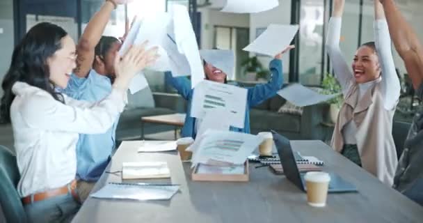 Gli Impiegati Lanciano Carta Aria Successo Vittoria Celebrazione Battendo Mani — Video Stock