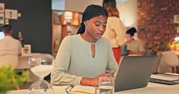 Laptop Biurowy Portret Szczęśliwa Czarna Kobieta Przeglądać Opinie Sieci Społecznych — Wideo stockowe