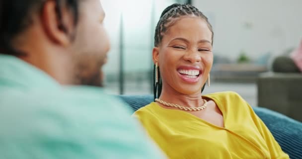 ビジネス 休憩やソファの上で黒の人々は 話をし 笑顔でリラックスし 計画と笑い 従業員 現代オフィスの企業や友人 ランチやコラボレーションのための会社のラウンジや社会 — ストック動画