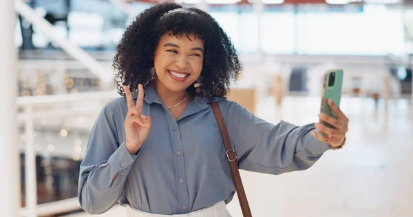 Black Woman Influencer Selfie Peace Sign Smile Smartphone Walking Urban — Foto Stock