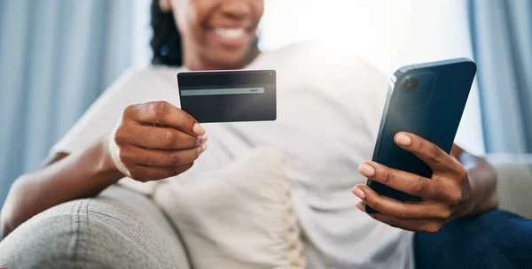 Telefone Compras Line Mulher Negra Com Cartão Crédito Para Pagamento — Fotografia de Stock