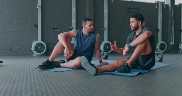 Przyjaciele Fitness Siłownia Mężczyźni Przybij Piątkę Ćwiczeń Treningu Szkolenia Wsparcia — Wideo stockowe