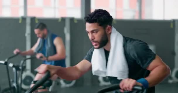 Exercício Bicicleta Fitness Toalha Com Homem Atleta Suando Ginásio Para — Vídeo de Stock